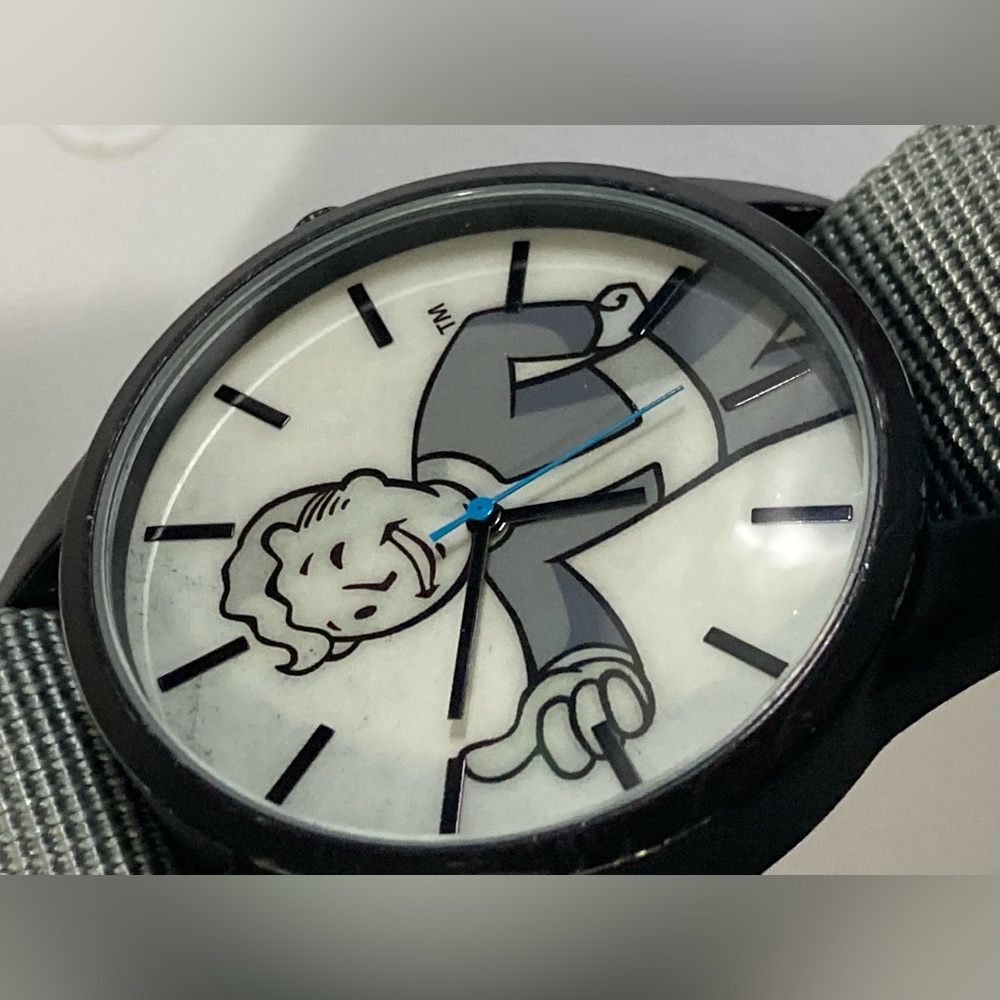 Fallout 2016 Vault Boy watch, Accutime, new battery, extra nato strap, RARE - Picture 11 of 17
